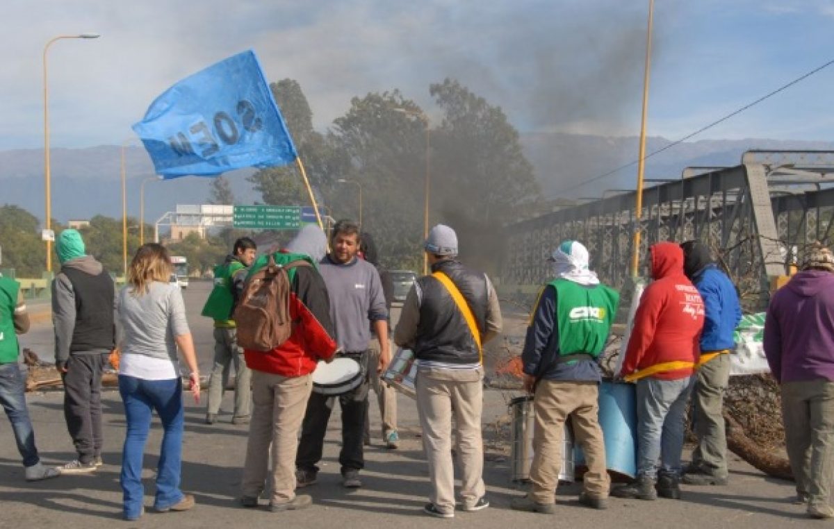 Caótica protesta de los municipales de Valle Viejo