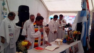 Sacerdotes cercanos al Papa difundieron una dura carta contra Macri