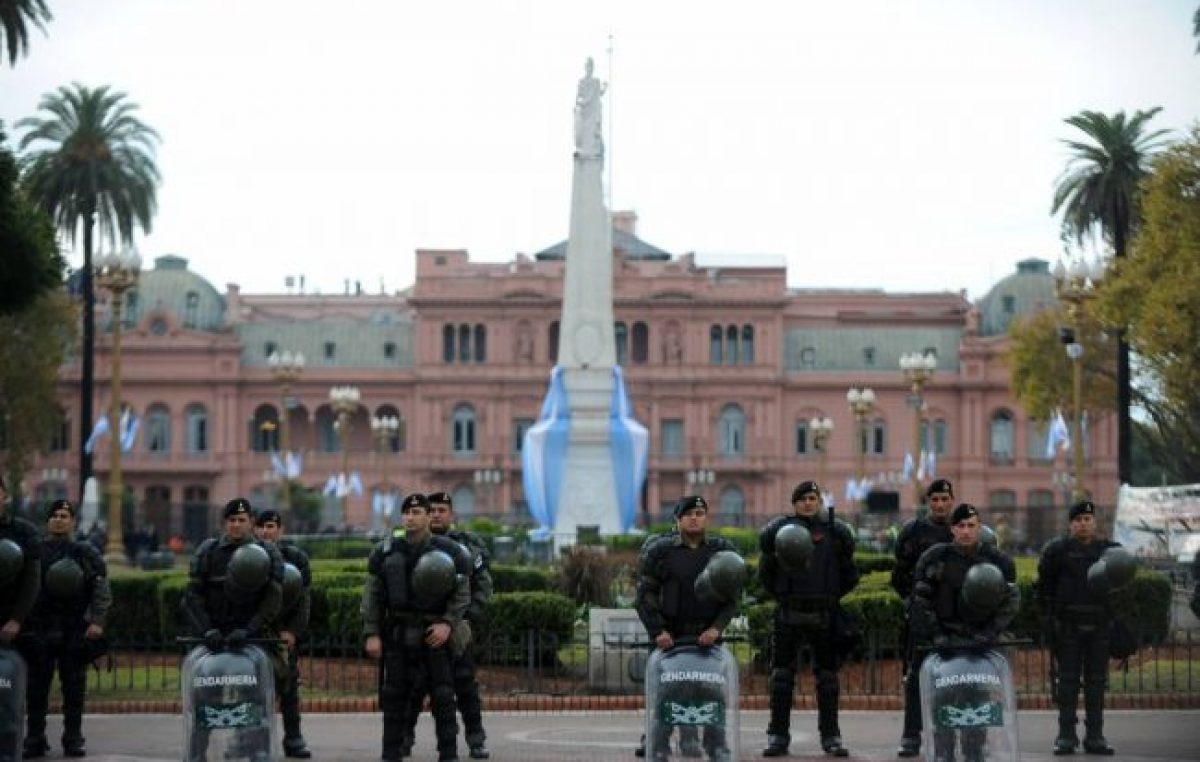 Vallas en la Plaza y gente como uno en Olivos
