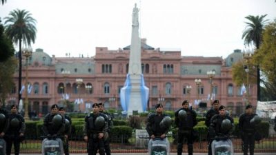 Vallas en la Plaza y gente como uno en Olivos