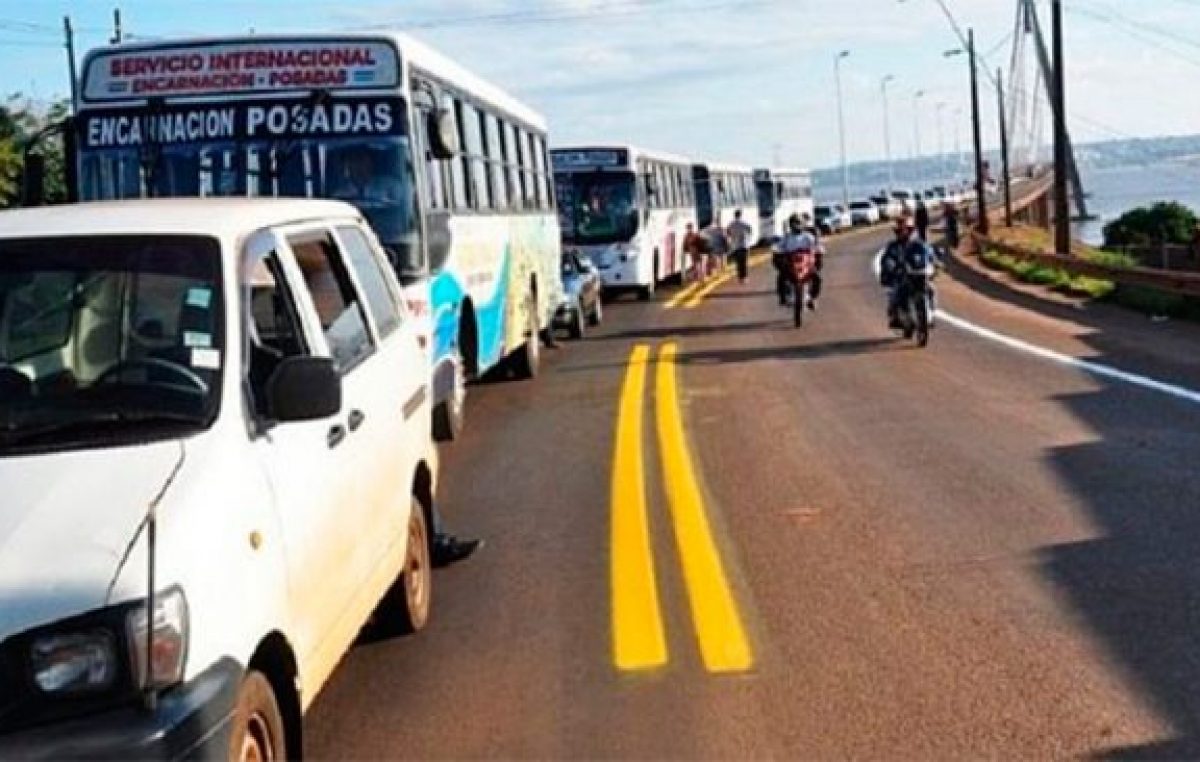 Posadas, colas de 10 kilómetros para cargar nafta en Paraguay