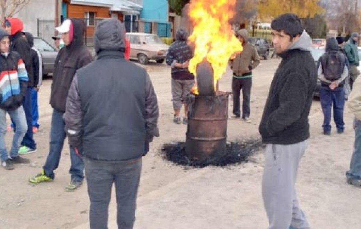 Operarios forestales de Esquel cortaron ingreso al Área Operativa Municipal