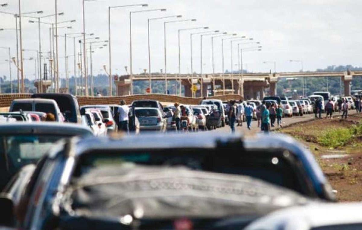 Posadas: 10 km de cola para cruzar a Paraguay a cargar combustibles