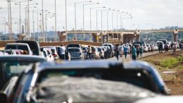 Posadas: 10 km de cola para cruzar a Paraguay a cargar combustibles
