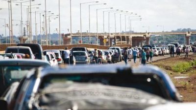 Posadas: 10 km de cola para cruzar a Paraguay a cargar combustibles
