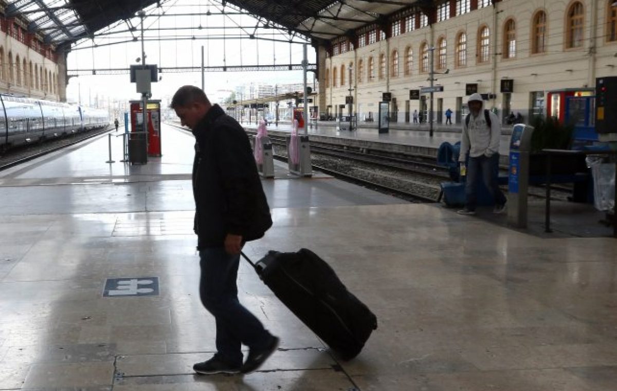 Un paro ferroviario indefinido aumenta la tensión en Francia