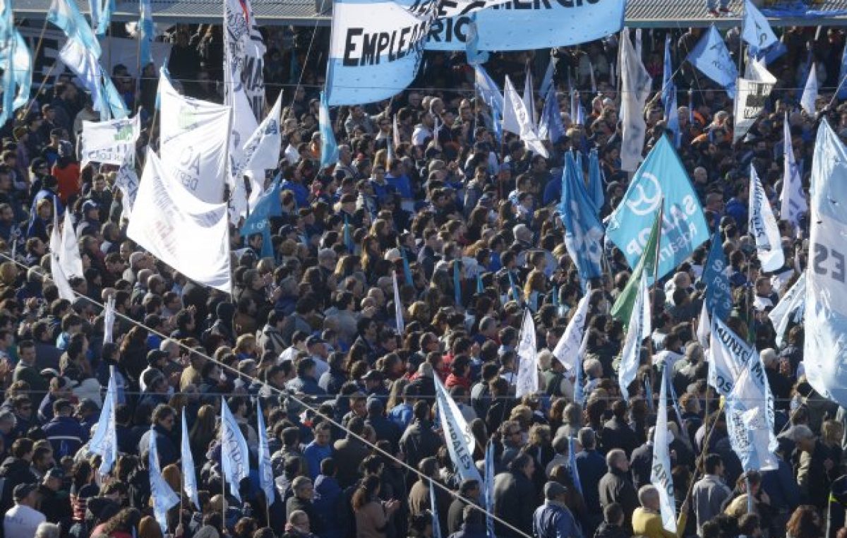 Rosario: Masiva concentración sindical contra el ajuste y los despidos