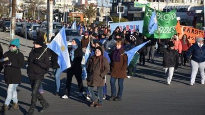 Los municipales de Caleta marcharon y acamparon frente al municipio