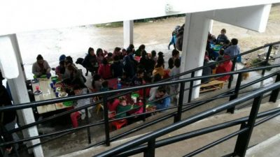 Les negaron la apertura de un edificio municipal de Paraná y almorzaron a la intemperie