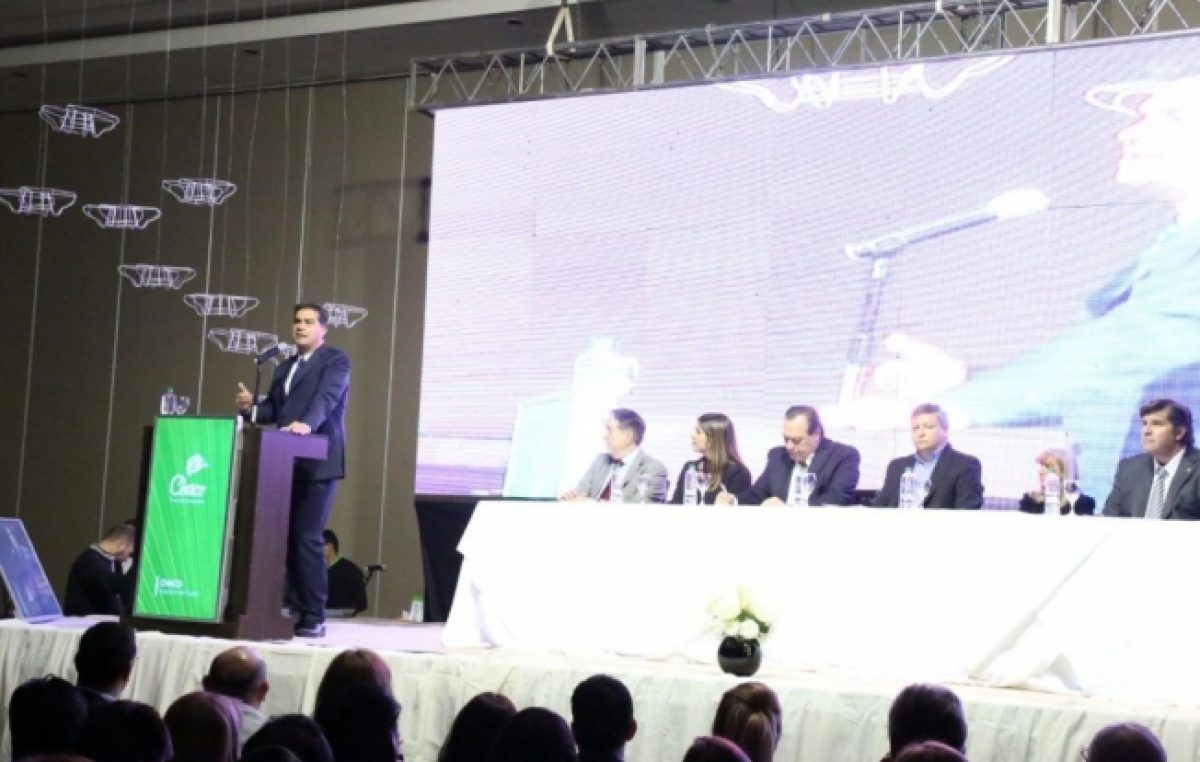Capitanich presentó la Bienal de Esculturas ante 800 agentes turísticos