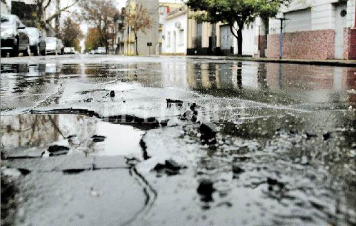 Santa Fe: Los baches de la ciudad, en una “encrucijada” de $ 82 millones