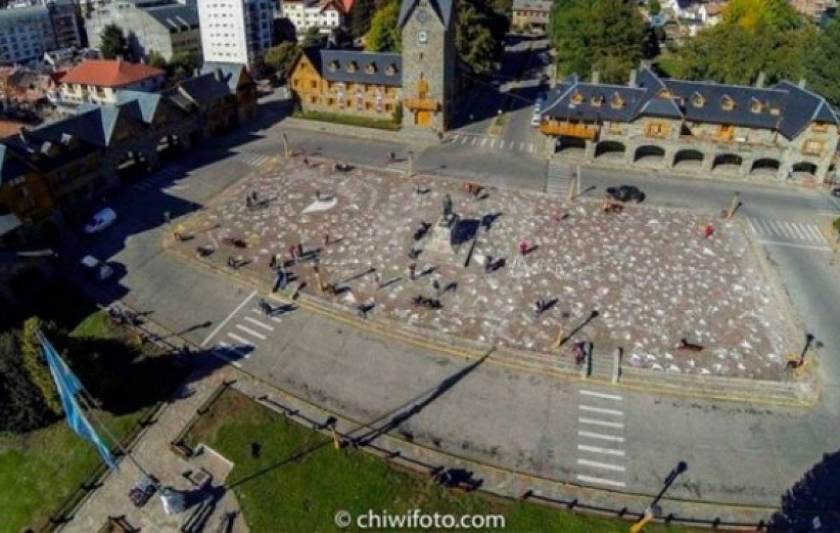 Piden que se mantengan los pañuelos pintados en el Centro Cívico de Bariloche