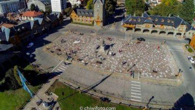 Piden que se mantengan los pañuelos pintados en el Centro Cívico de Bariloche