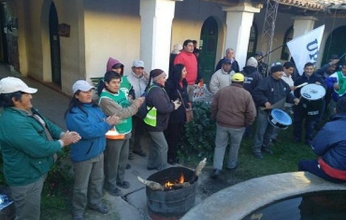Municipales de Cafayate reclaman el pago del sueldo y horas extra