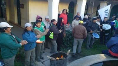 Municipales de Cafayate reclaman el pago del sueldo y horas extra