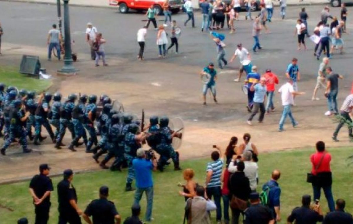 El combo viene con despidos y represión