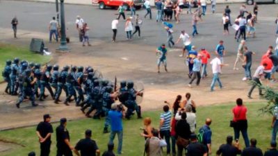 El combo viene con despidos y represión