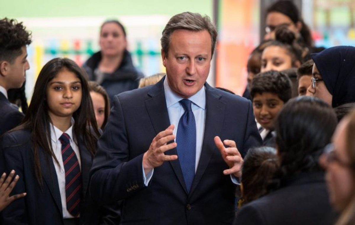 Cameron se despide de Downing Street y le pasa el mando a Theresa May