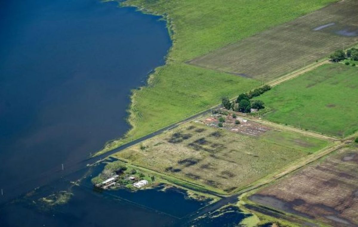 Más del 90% de los caminos rurales en el sur cordobés siguen bajo agua