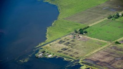 Más del 90% de los caminos rurales en el sur cordobés siguen bajo agua