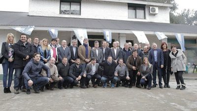 Buenos Aires: Muestra de unidad de intendentes peronistas para reclamar contra el tarifazo