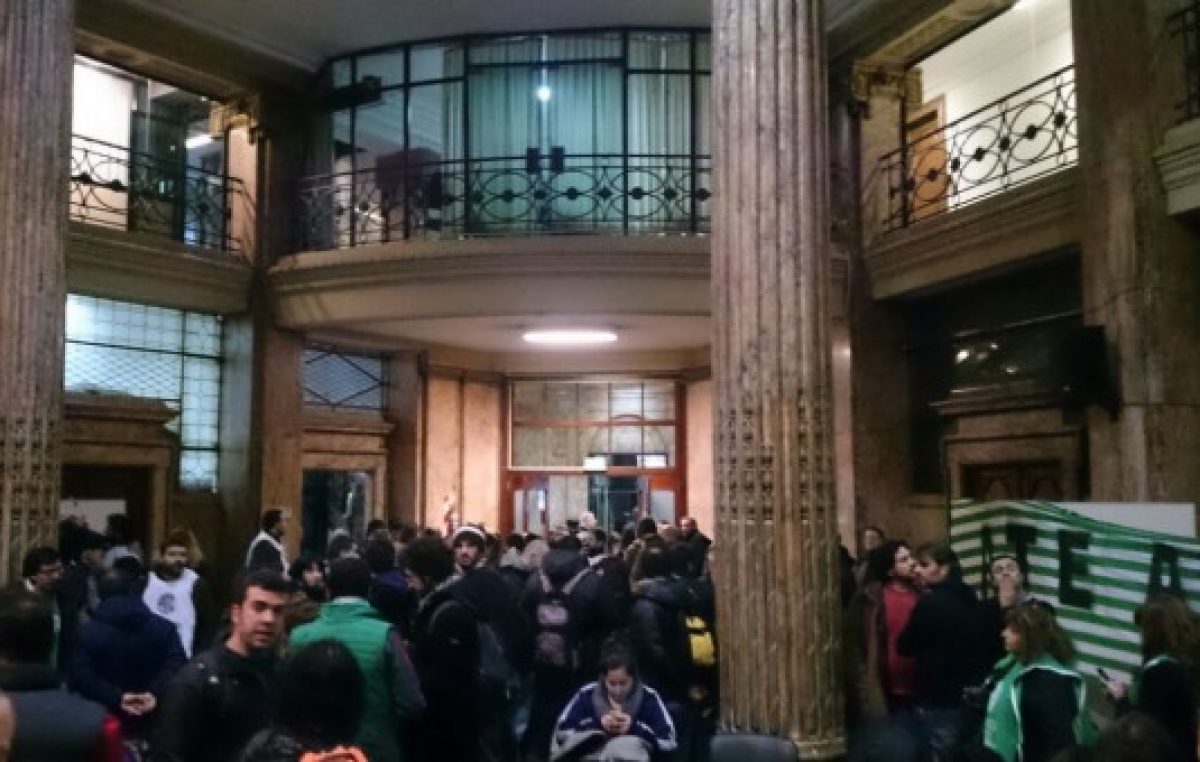 Toma en el Ministerio de Modernización por los despidos