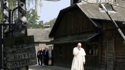 Francisco visitó los campos de exterminio nazis con un recorrido en silencio