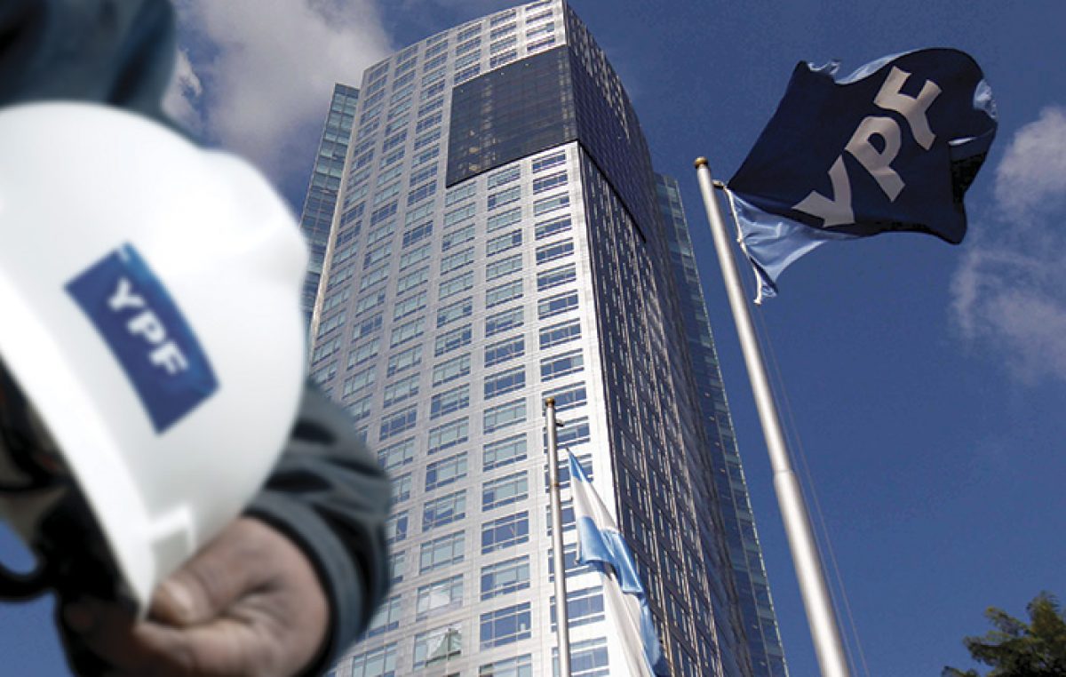 En vez de invertir, YPF reparte dividendos record