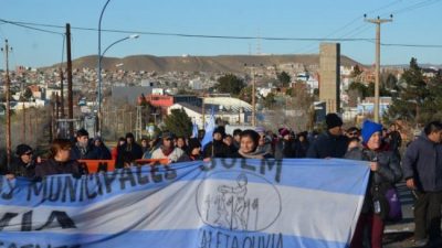 Municipales de Caleta Olivia abandonaron piquetes pero bloquearon sectores operativos