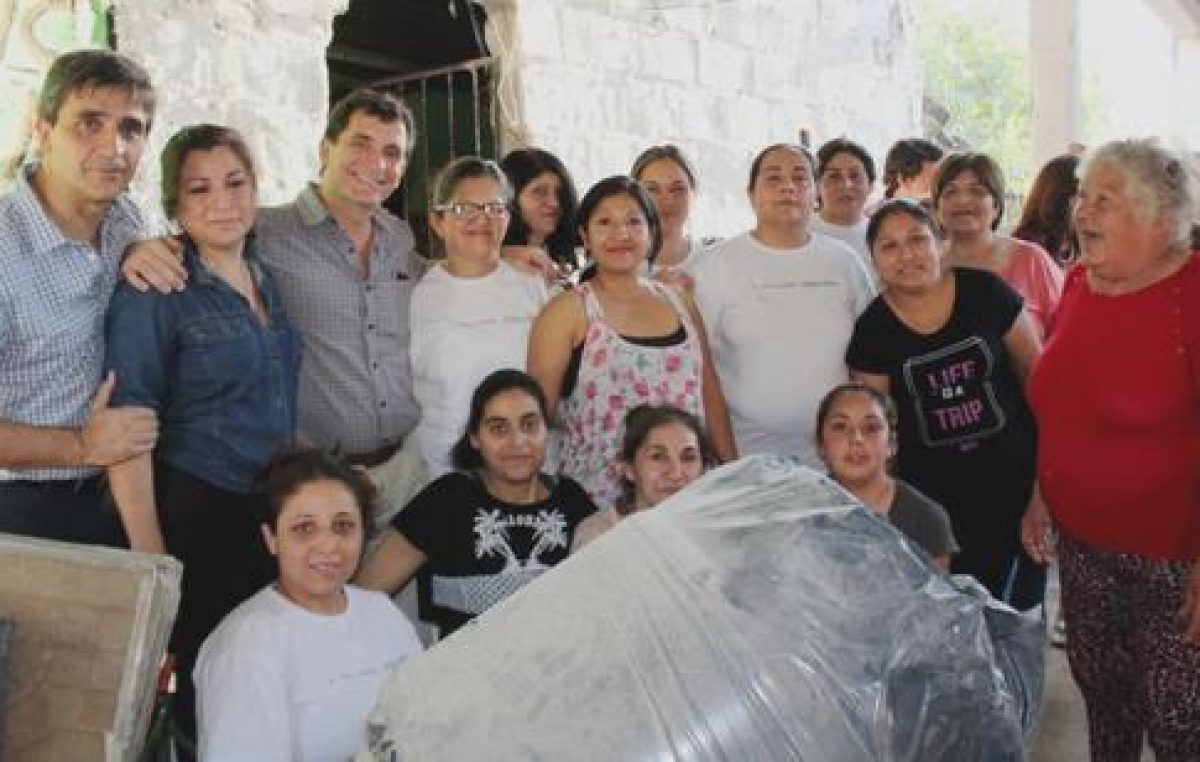 «Ellas Hacen»: fabrican adoquines para mejorar plazas y calles tucumanas
