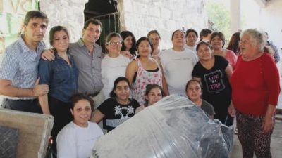 «Ellas Hacen»: fabrican adoquines para mejorar plazas y calles tucumanas