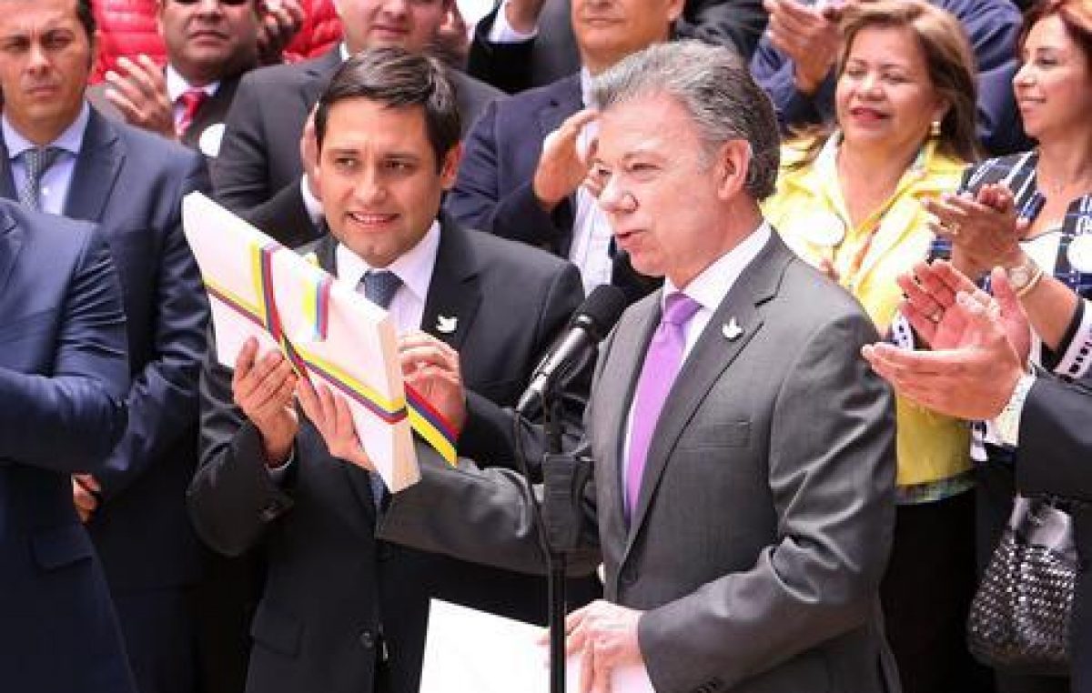 Día histórico, Santos entrega al Congreso el texto de paz