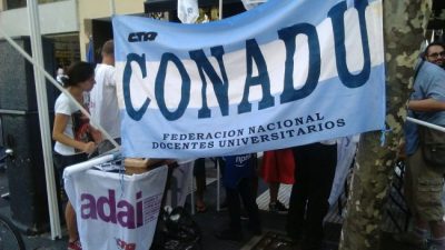 Casi nada para planes de apoyo y becas