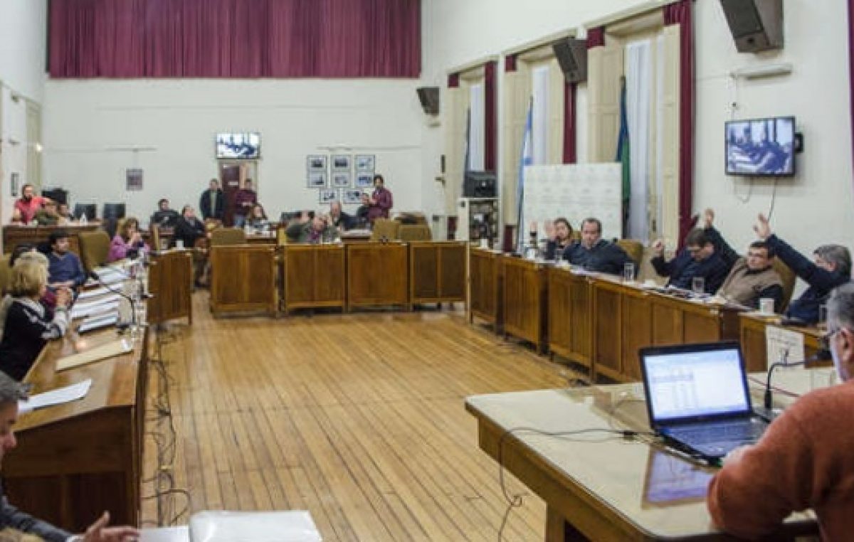 Duplican los sueldos del intendente y concejales de Azul: «Los que no estén de acuerdo pueden donarlo»