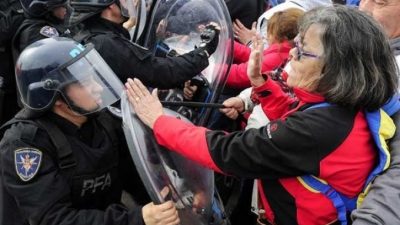 El peor cambio: El Gobierno reprimió una protesta de jubilados en el Puente Pueyrredón