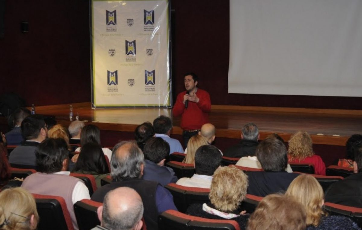 El Intendente de Malvinas Argentinas firmó el primer convenio colectivo en 20 años