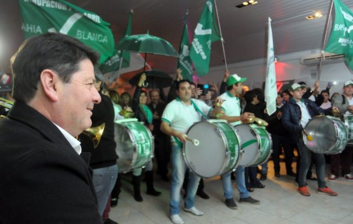 Miguel Agüero sigue al frente de los municipales de Bahía