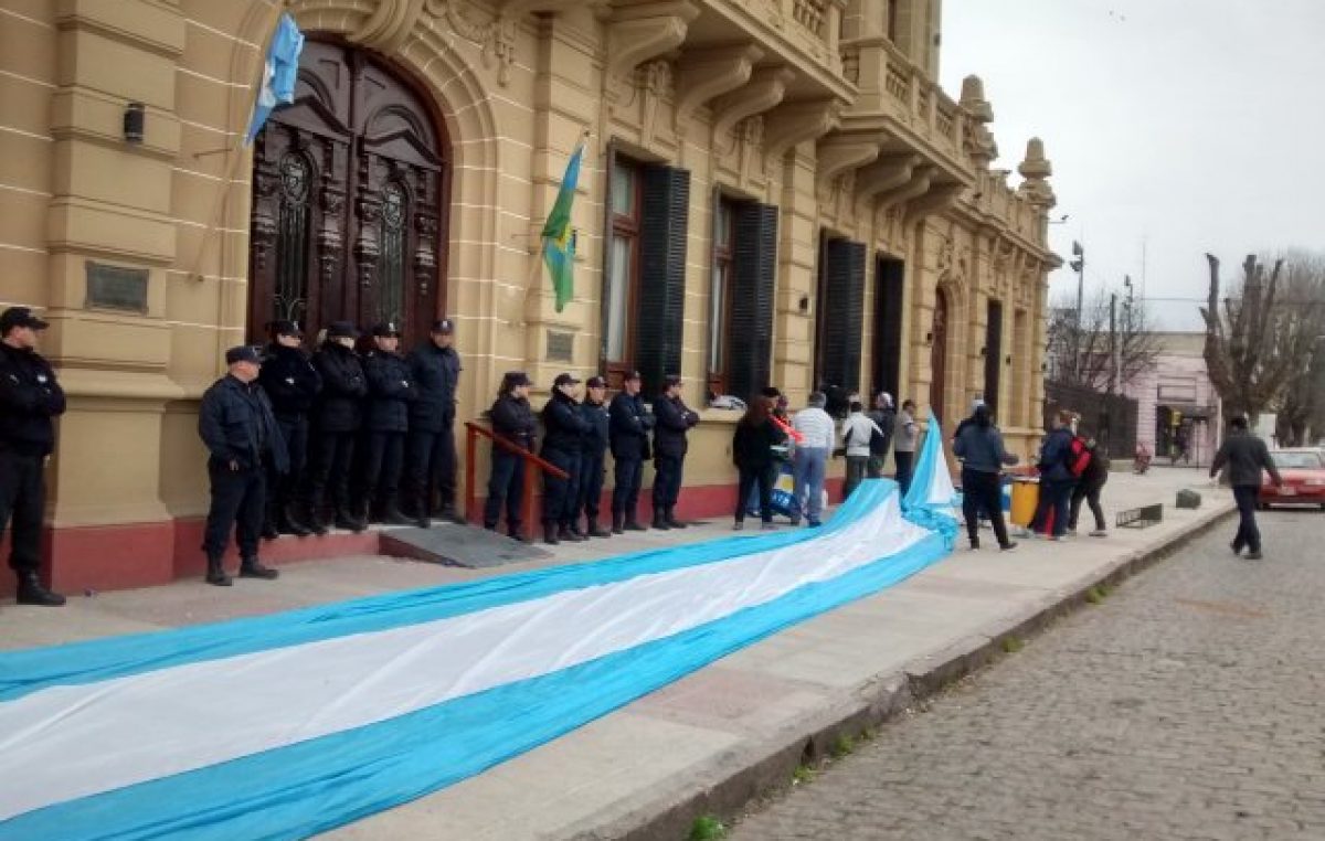 Suárez: indignación y bronca por una requisa policial a empleados municipales antes de una marcha