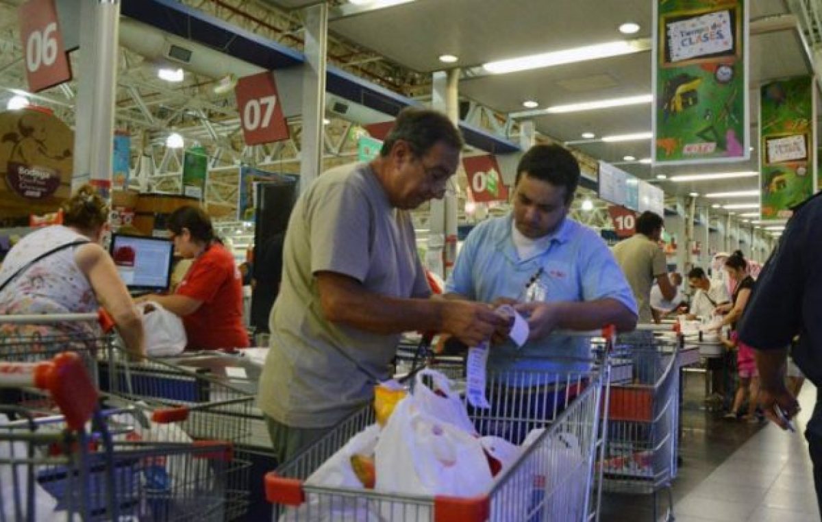 La capacidad de compra de las familias se desplomó 11,3% en julio