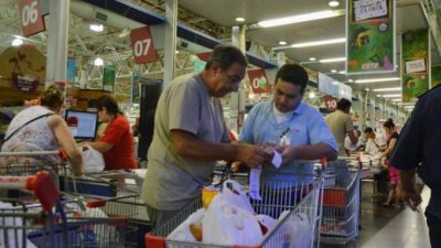 La capacidad de compra de las familias se desplomó 11,3% en julio