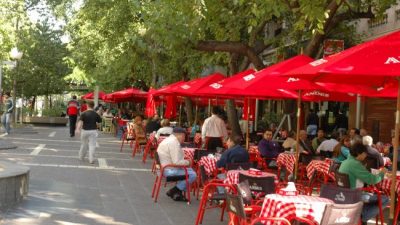 La ciudad de Mendoza quiere unidad estética en veredas de bares y restoranes
