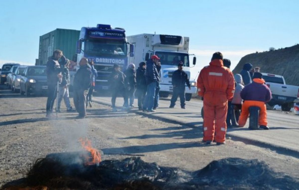 Municipales de Caleta extendieron el piquete a la ruta Provincial 12