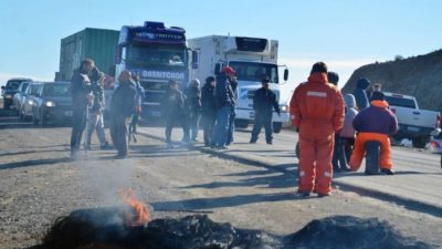 Municipales de Caleta extendieron el piquete a la ruta Provincial 12