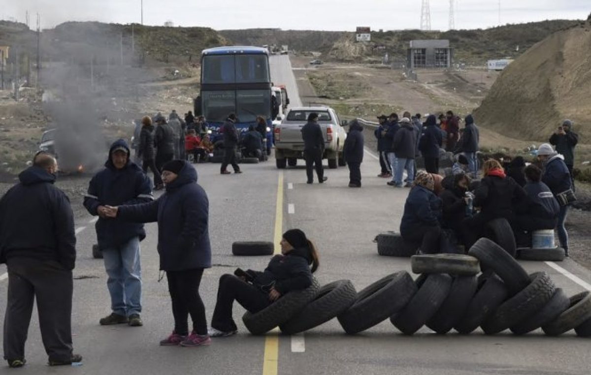 Municipales de Caleta mantienen paro y volvieron a cortar el acceso sur