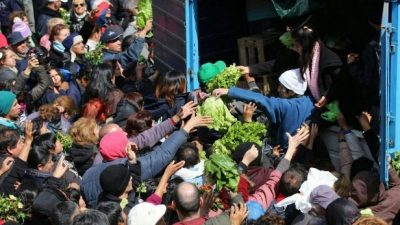 Buryaile mandó a productores a vender verduras en la feria