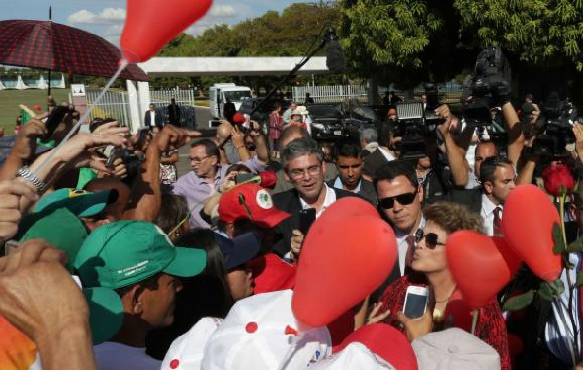 Dilma inicia otra vida lejos del poder en Porto Alegre