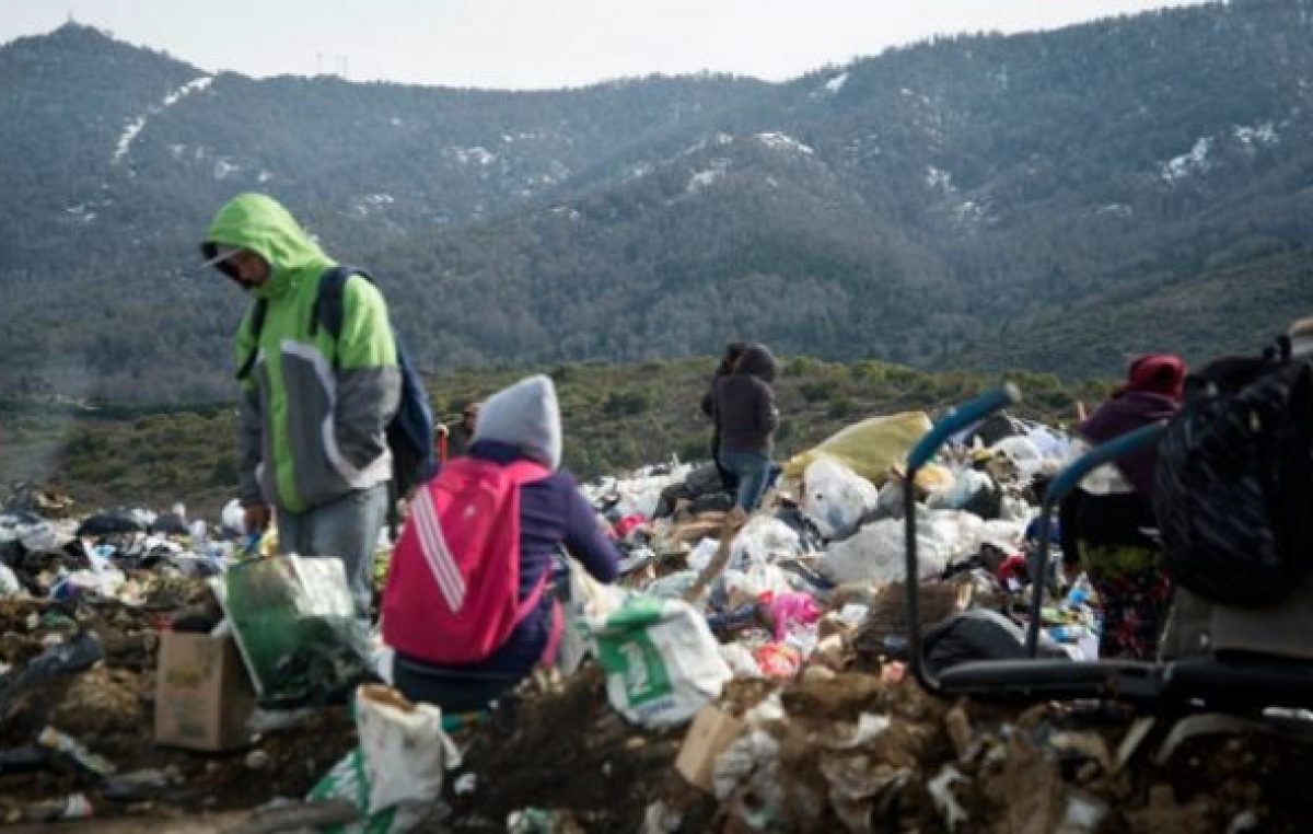 Bariloche: Gente que busca comida en el Vertedero sigue esperando una respuesta