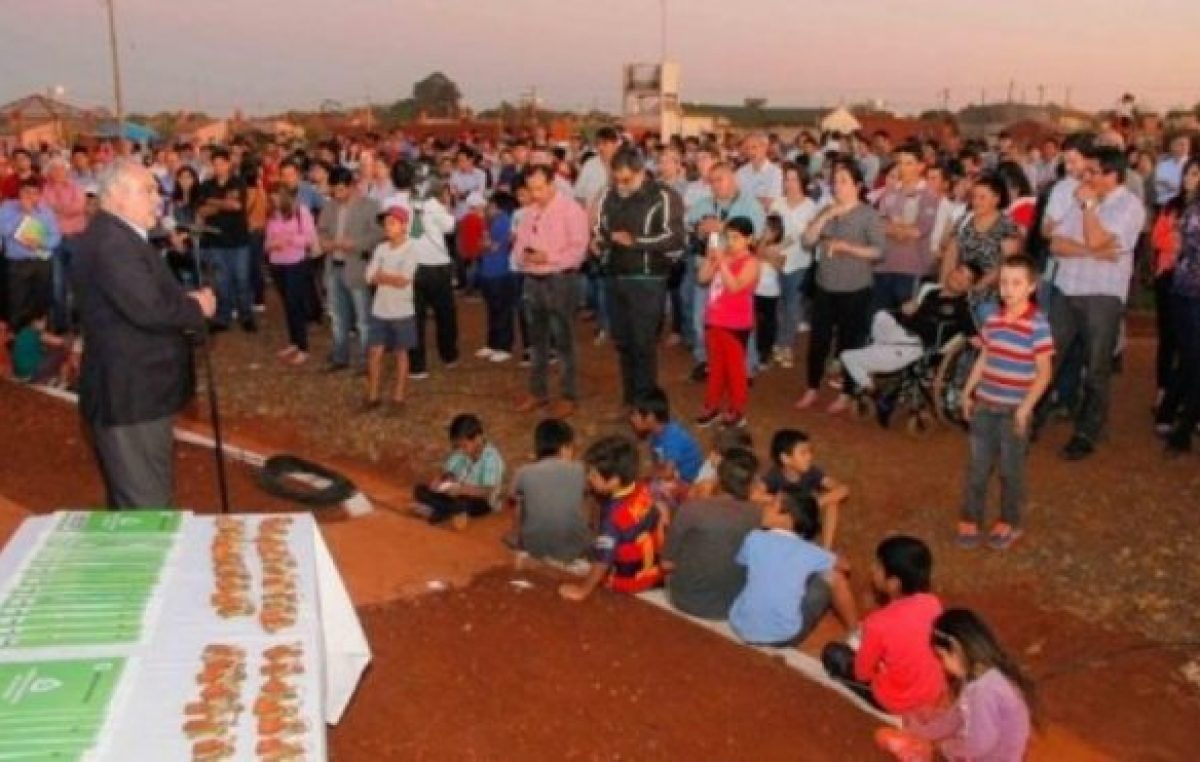 Inauguraron 61 viviendas y anunciaron ripio y obras en Virasoro