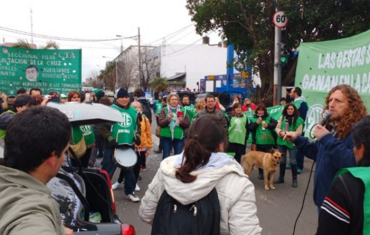 Piquete en la puerta del municipio de San Nicolas: estatales se plantaron contra el «feudalismo» de Passaglia