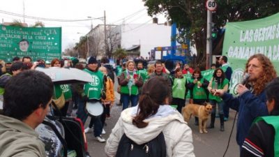 Piquete en la puerta del municipio de San Nicolas: estatales se plantaron contra el «feudalismo» de Passaglia